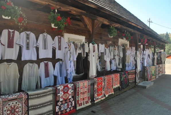 10. Trh s tradičními kroji ve vesnici Manastirea Humorului